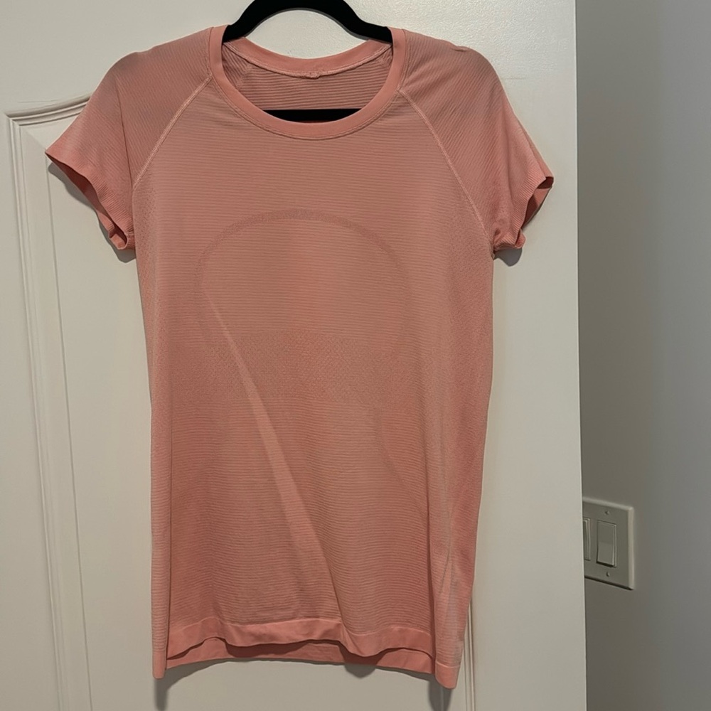 SWIFTLY TECH SHORT SLEEVE SHIRT 2.0
Dew Pink/Dew Pink